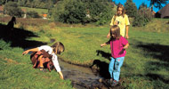 Kinder Spielen am Bach